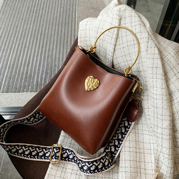 Modern női táska rövid fém fogantyúval