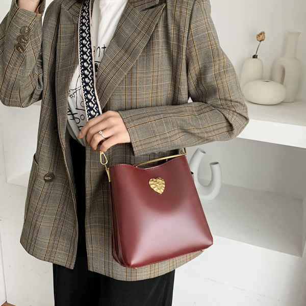 Modern női táska rövid fém fogantyúval