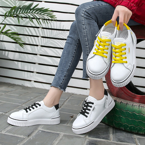 Női alkalmi tornacipő lapos talppal és színes nyakkendőkkel