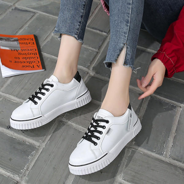 Női alkalmi tornacipő lapos talppal és színes nyakkendőkkel