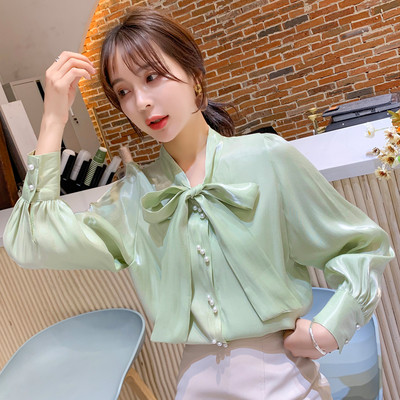 Stílusos női ing gombokkal és nyakkendőkkel