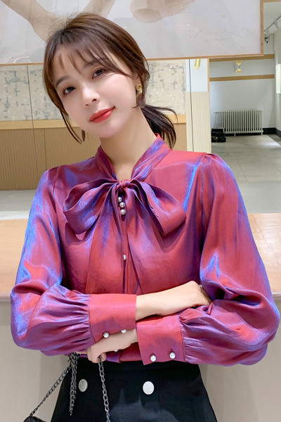 Stílusos női ing gombokkal és nyakkendőkkel