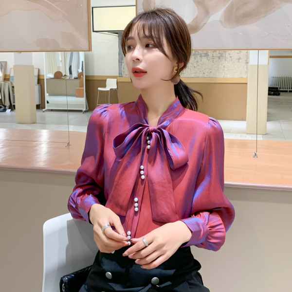 Stílusos női ing gombokkal és nyakkendőkkel