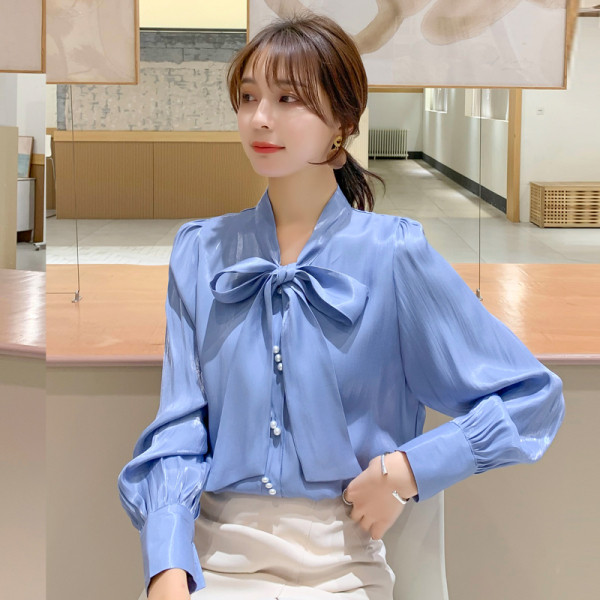 Stílusos női ing gombokkal és nyakkendőkkel