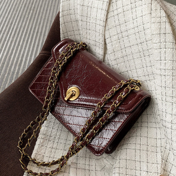 Modern női táska hosszú fém fogantyúval