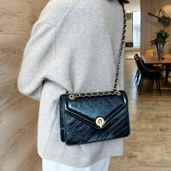 Modern női táska hosszú fém fogantyúval