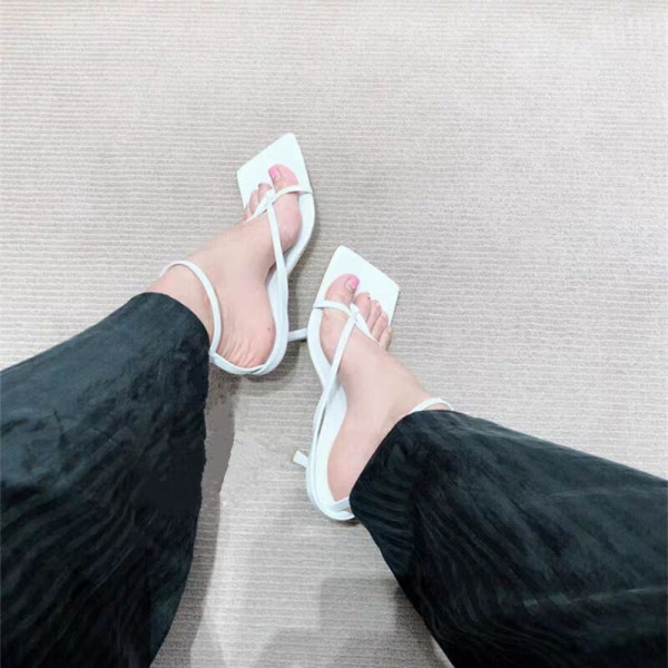 Női szandál új modellje vékony sarokkal és csattal