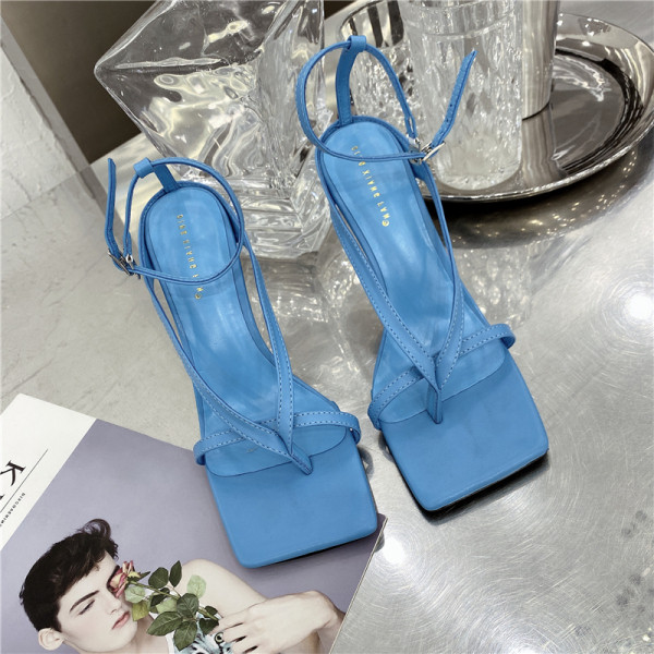 Női szandál új modellje vékony sarokkal és csattal