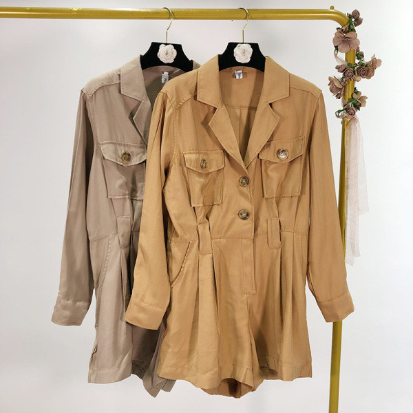 Modern alkalmi overall gombokkal és zsebekkel