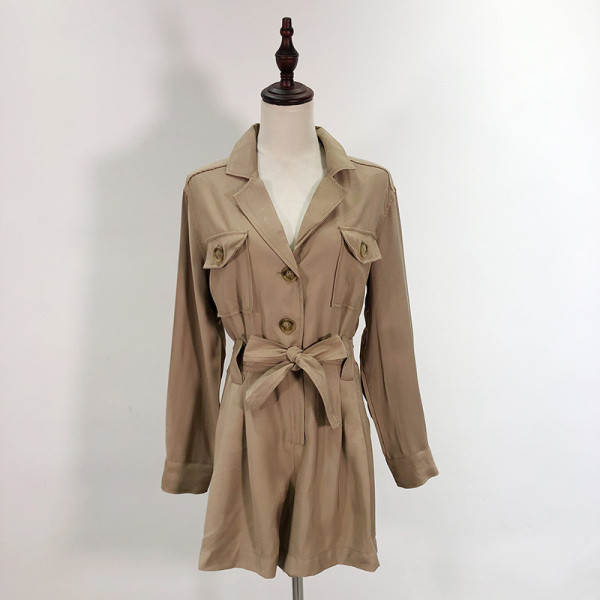 Modern alkalmi overall gombokkal és zsebekkel