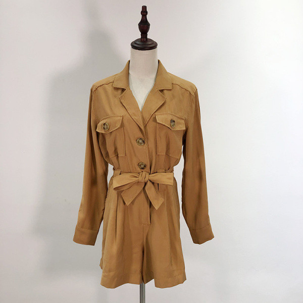 Modern alkalmi overall gombokkal és zsebekkel