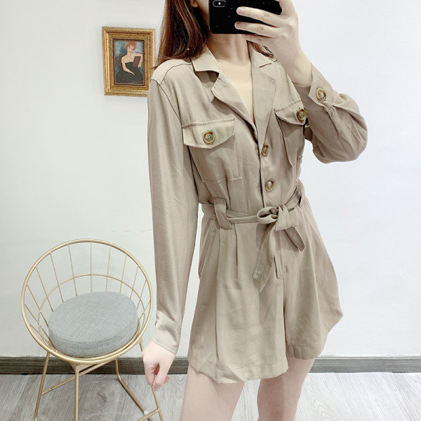 Modern alkalmi overall gombokkal és zsebekkel