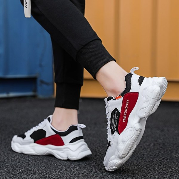 Férfi tornacipő fűzős, feliratos durva talppal