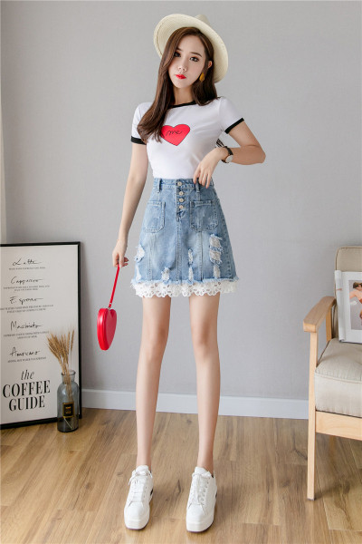 Modern női szoknya gombokkal és csipkével