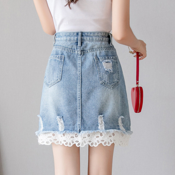 Modern női szoknya gombokkal és csipkével