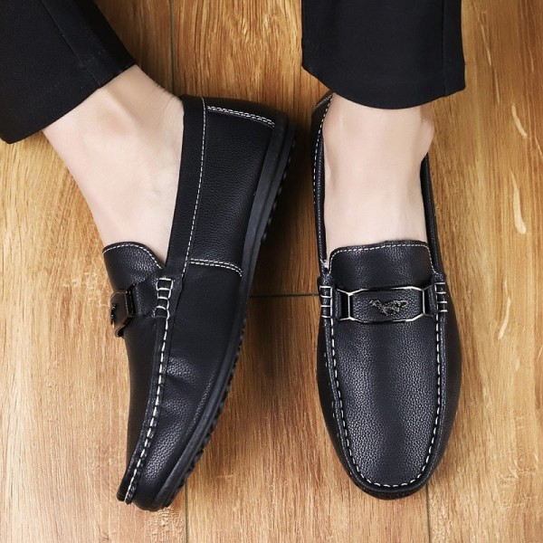 Öko bőrből készült modern férfi mokaszinok, csattal