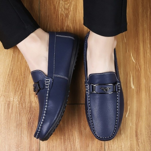 Öko bőrből készült modern férfi mokaszinok, csattal