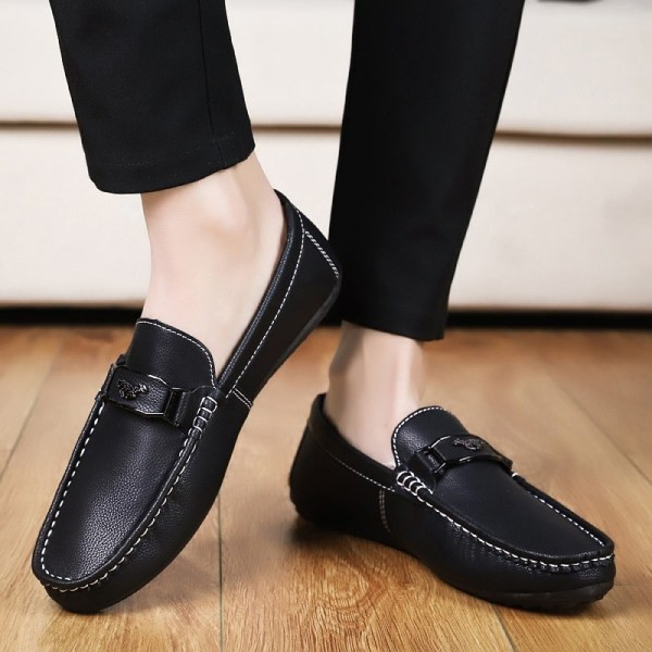 Öko bőrből készült modern férfi mokaszinok, csattal