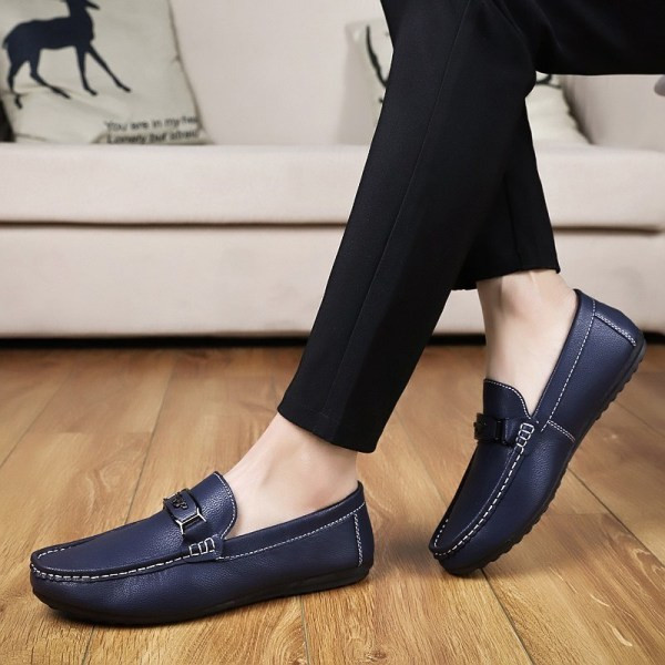 Öko bőrből készült modern férfi mokaszinok, csattal