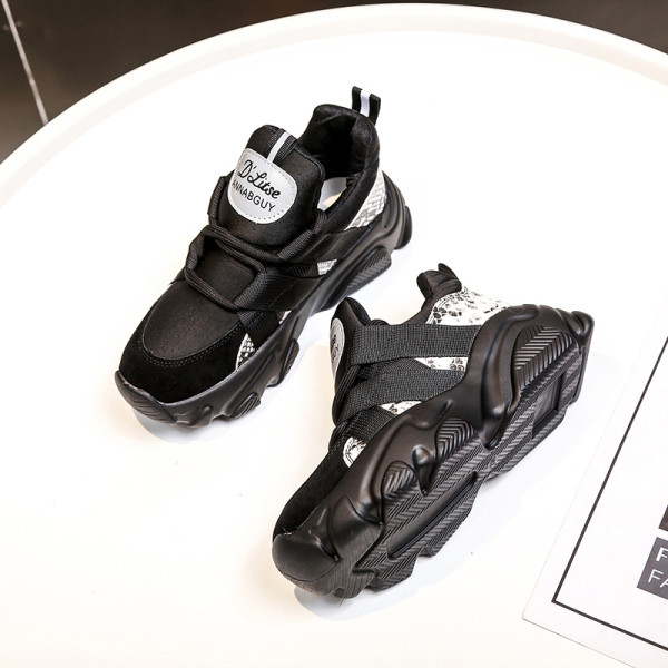 Új női tornacipő modell durva és magas talppal