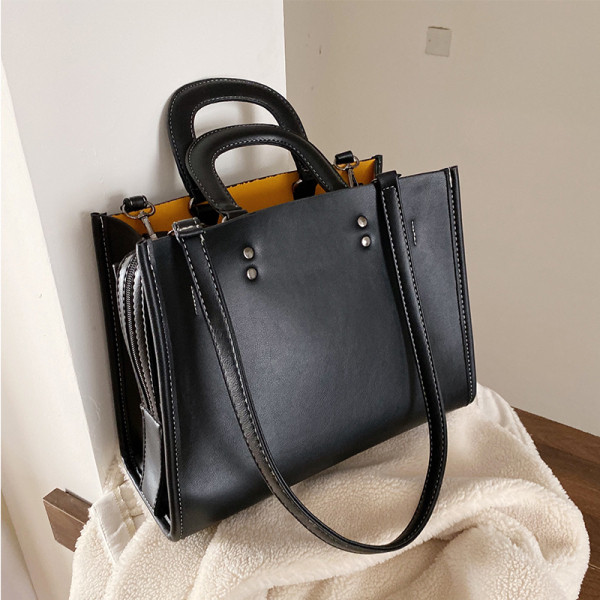 Lezser női bőrtáska hosszú és rövid füllel