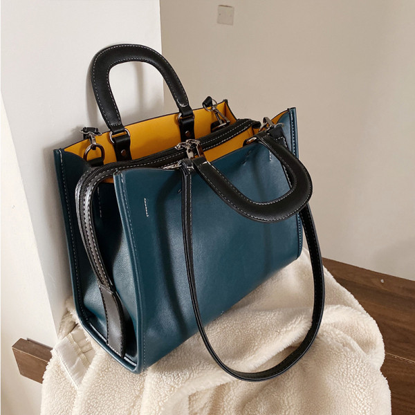 Lezser női bőrtáska hosszú és rövid füllel