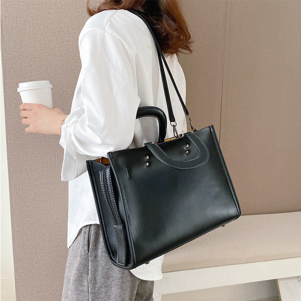 Lezser női bőrtáska hosszú és rövid füllel