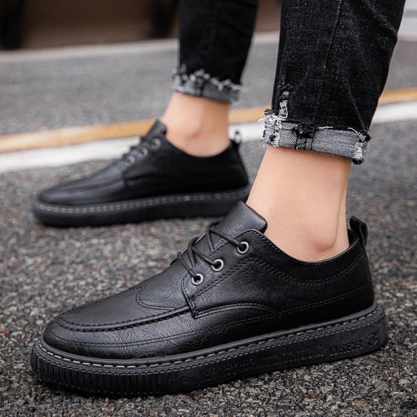 Modern férfi cipők lapos talppal és eco bőrből készült fűzővel