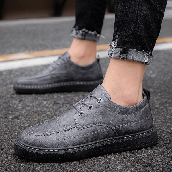 Modern férfi cipők lapos talppal és eco bőrből készült fűzővel