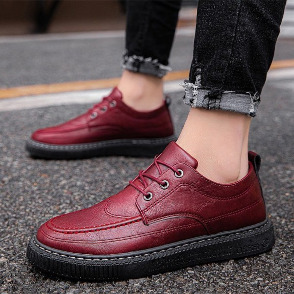 Modern férfi cipők lapos talppal és eco bőrből készült fűzővel