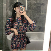 Női modern rövid ruha virágmintával, rugalmas alsórésszel