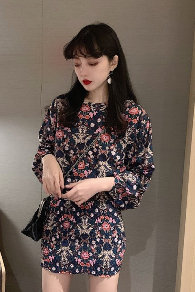 Női modern rövid ruha virágmintával, rugalmas alsórésszel