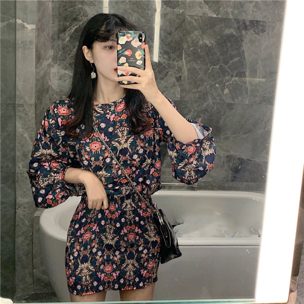 Női modern rövid ruha virágmintával, rugalmas alsórésszel