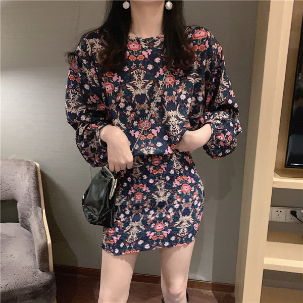 Női modern rövid ruha virágmintával, rugalmas alsórésszel