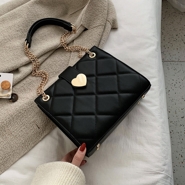 Stílusos női ökobőr táska fém szívelemmel