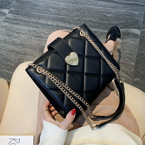 Stílusos női ökobőr táska fém szívelemmel