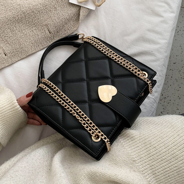 Stílusos női ökobőr táska fém szívelemmel