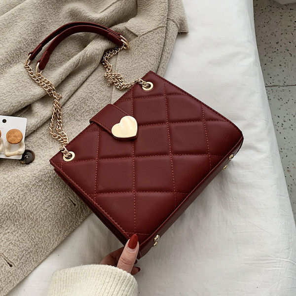 Stílusos női ökobőr táska fém szívelemmel