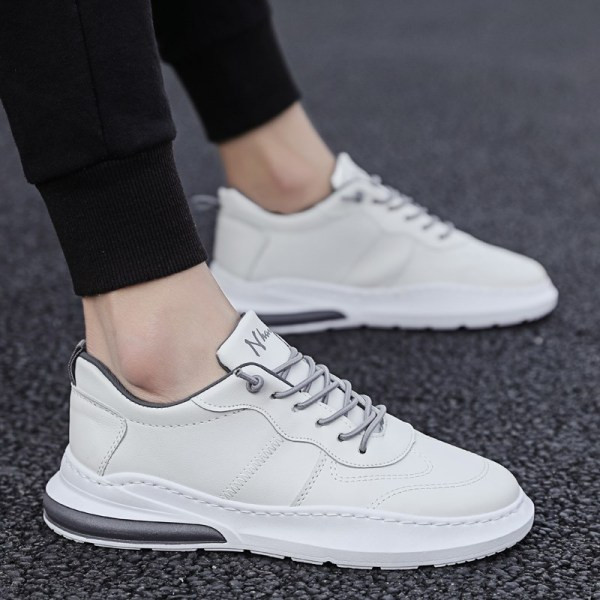 Alkalmi férfi tornacipő lapos talppal és fűzővel