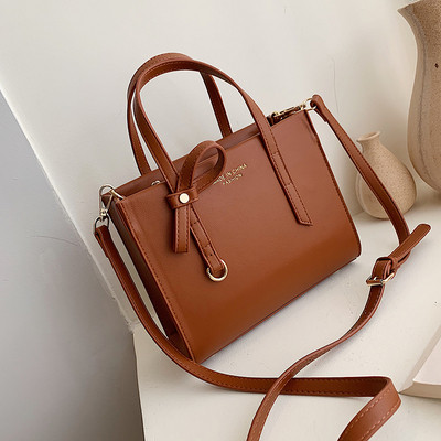 Eko bőrből készült alkalmi női táska hosszú és rövid füllel