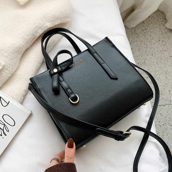 Eko bőrből készült alkalmi női táska hosszú és rövid füllel