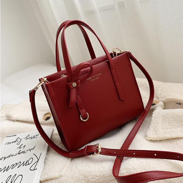 Eko bőrből készült alkalmi női táska hosszú és rövid füllel