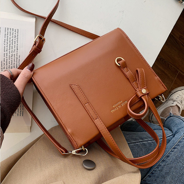 Eko bőrből készült alkalmi női táska hosszú és rövid füllel