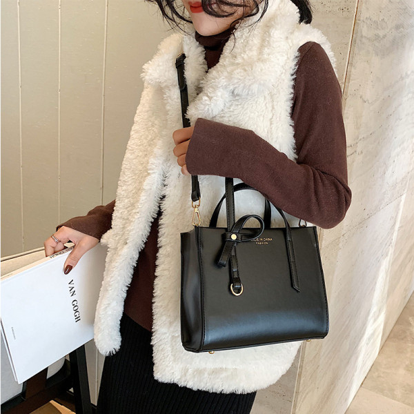 Eko bőrből készült alkalmi női táska hosszú és rövid füllel