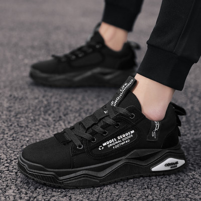 Új férfi tornacipő modell feliratokkal és nyakkendőkkel