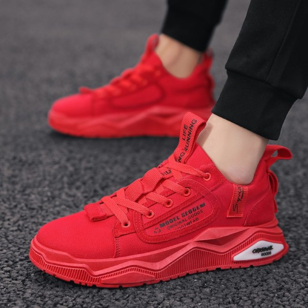 Új férfi tornacipő modell feliratokkal és nyakkendőkkel