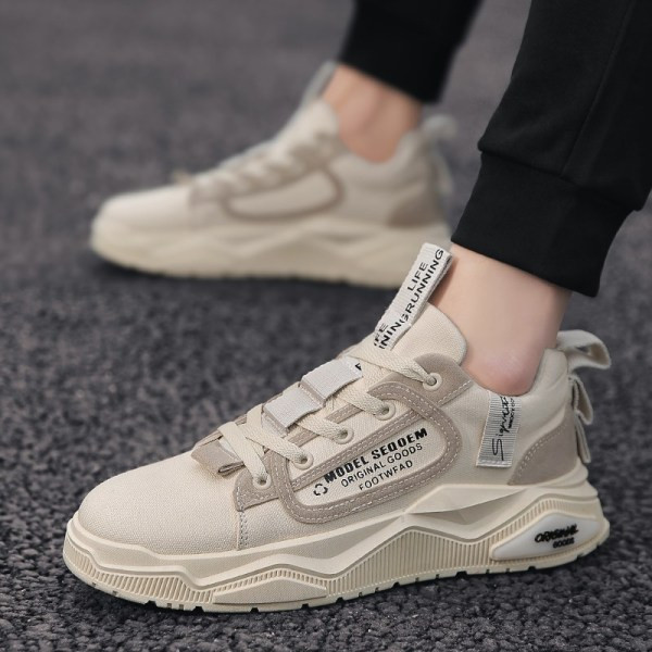 Új férfi tornacipő modell feliratokkal és nyakkendőkkel