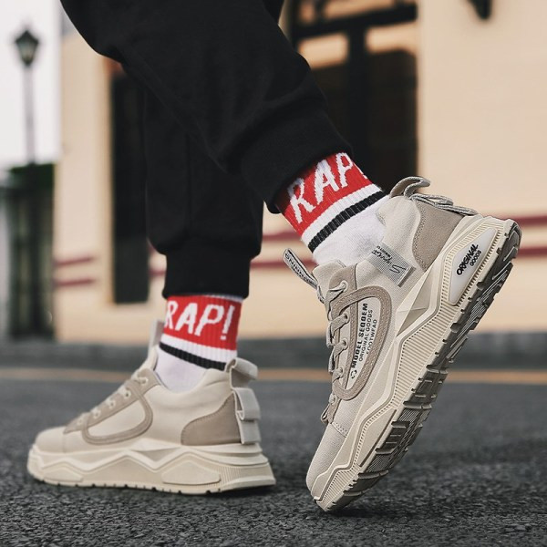 Új férfi tornacipő modell feliratokkal és nyakkendőkkel