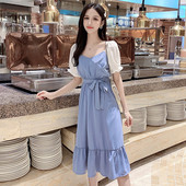 Retro modell ruha fürtökkel és övvel a derekán