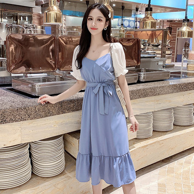 Retro modell ruha fürtökkel és övvel a derekán